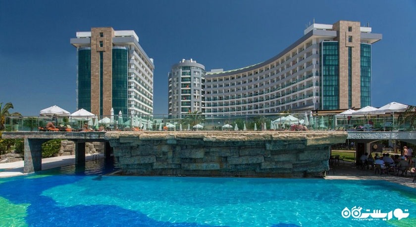 نمای کلی استخر روباز و ساختمان هتل